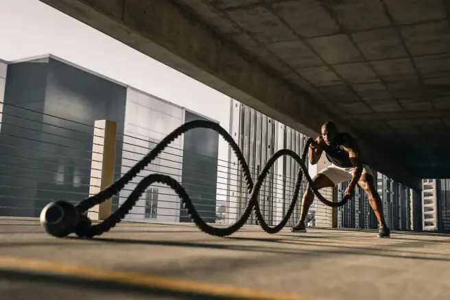 Athlet trainiert mit Battle Ropes
